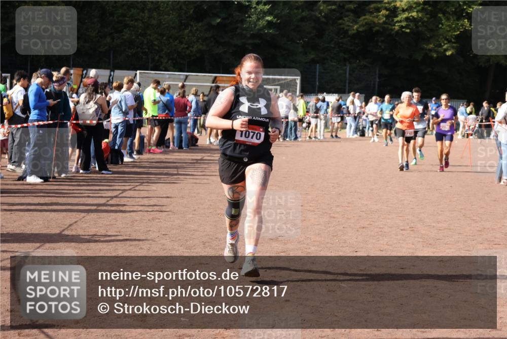 27.09.2026 - 35. Volkslauf durch das schöne Alstertal Strokosch-Dieckow http://msf.ph/oto/10572817 27.09.2026 12:22:43 Ziel 1070, 2104, 2218, 2220 meine-sportfotos.de