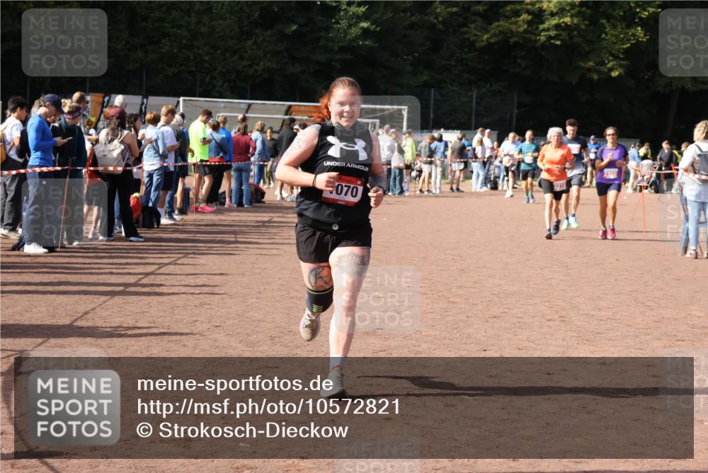 27.09.2026 - 35. Volkslauf durch das schöne Alstertal Strokosch-Dieckow http://msf.ph/oto/10572821 27.09.2026 12:22:43 Ziel 1070, 2104, 2218, 2220 meine-sportfotos.de