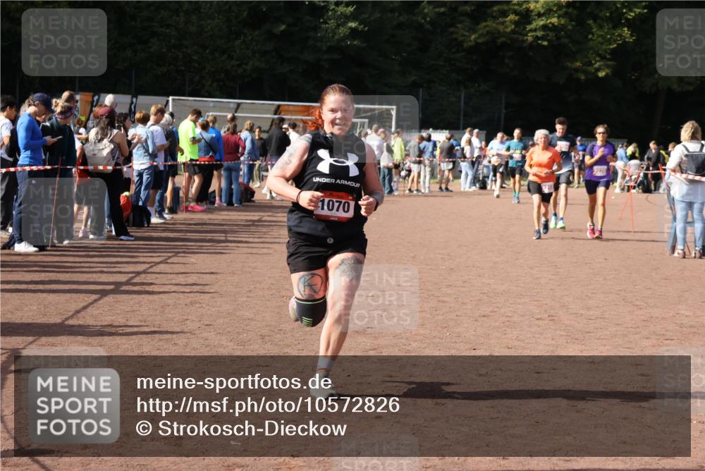 27.09.2026 - 35. Volkslauf durch das schöne Alstertal Strokosch-Dieckow http://msf.ph/oto/10572826 27.09.2026 12:22:43 Ziel 1070, 2104, 2218, 2220 meine-sportfotos.de