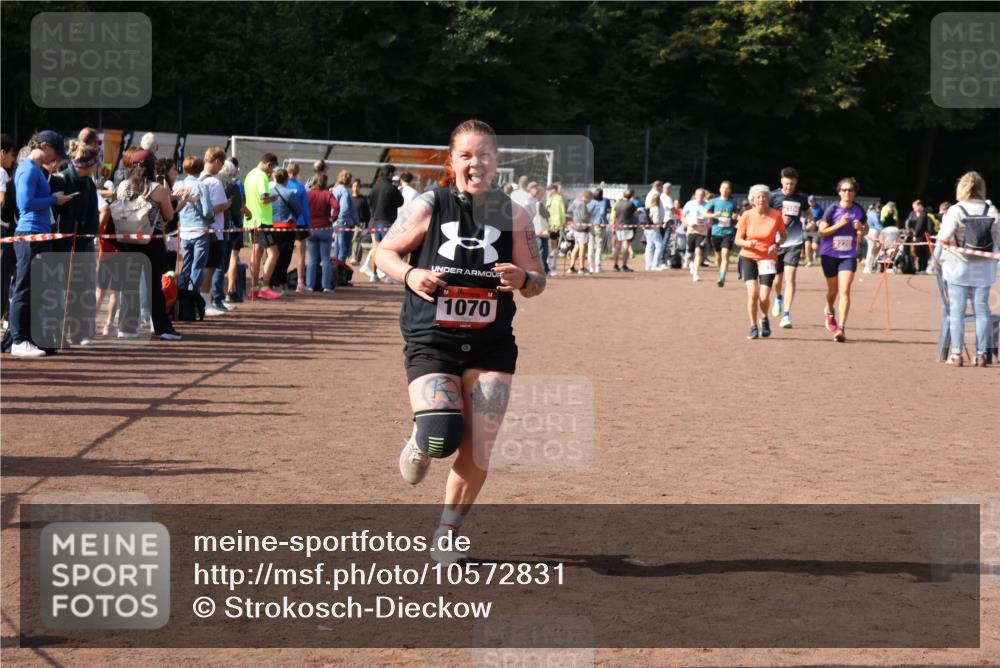 27.09.2026 - 35. Volkslauf durch das schöne Alstertal Strokosch-Dieckow http://msf.ph/oto/10572831 27.09.2026 12:22:43 Ziel 1070, 2104, 2218, 2220 meine-sportfotos.de