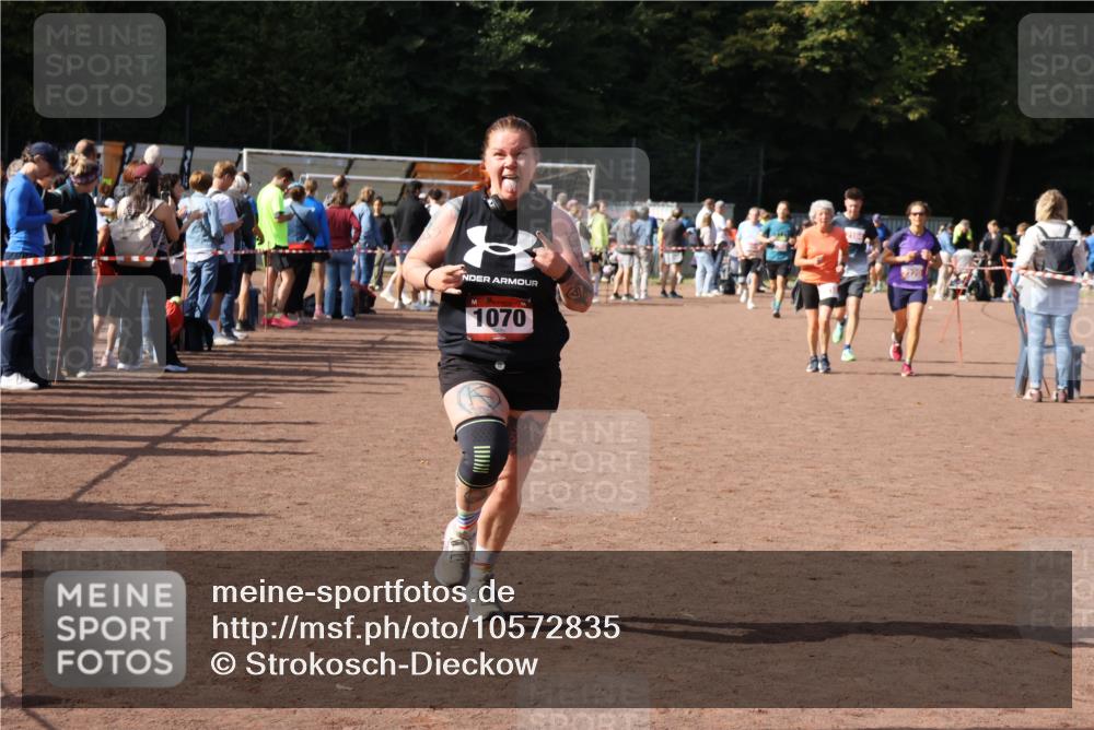 27.09.2026 - 35. Volkslauf durch das schöne Alstertal Strokosch-Dieckow http://msf.ph/oto/10572835 27.09.2026 12:22:43 Ziel 1070, 2104, 2218, 2220 meine-sportfotos.de