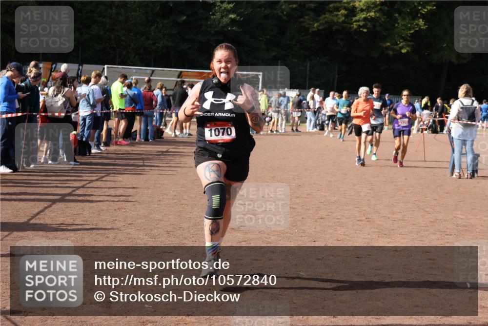 27.09.2026 - 35. Volkslauf durch das schöne Alstertal Strokosch-Dieckow http://msf.ph/oto/10572840 27.09.2026 12:22:43 Ziel 1070, 2104, 2218, 2220 meine-sportfotos.de