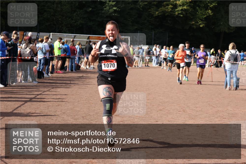 27.09.2026 - 35. Volkslauf durch das schöne Alstertal Strokosch-Dieckow http://msf.ph/oto/10572846 27.09.2026 12:22:44 Ziel 1070, 2104, 2218, 2220 meine-sportfotos.de