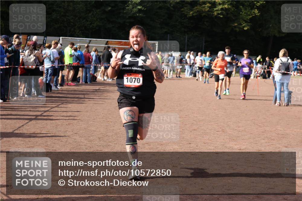 27.09.2026 - 35. Volkslauf durch das schöne Alstertal Strokosch-Dieckow http://msf.ph/oto/10572850 27.09.2026 12:22:44 Ziel 1070, 2104, 2218, 2220 meine-sportfotos.de