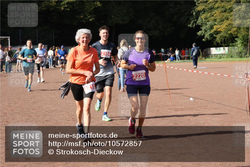 27.09.2026 - 35. Volkslauf durch das schöne Alstertal Strokosch-Dieckow http://msf.ph/oto/10572857 27.09.2026 12:22:49 Ziel 1644, 2104, 2218, 2220, 2370 meine-sportfotos.de
