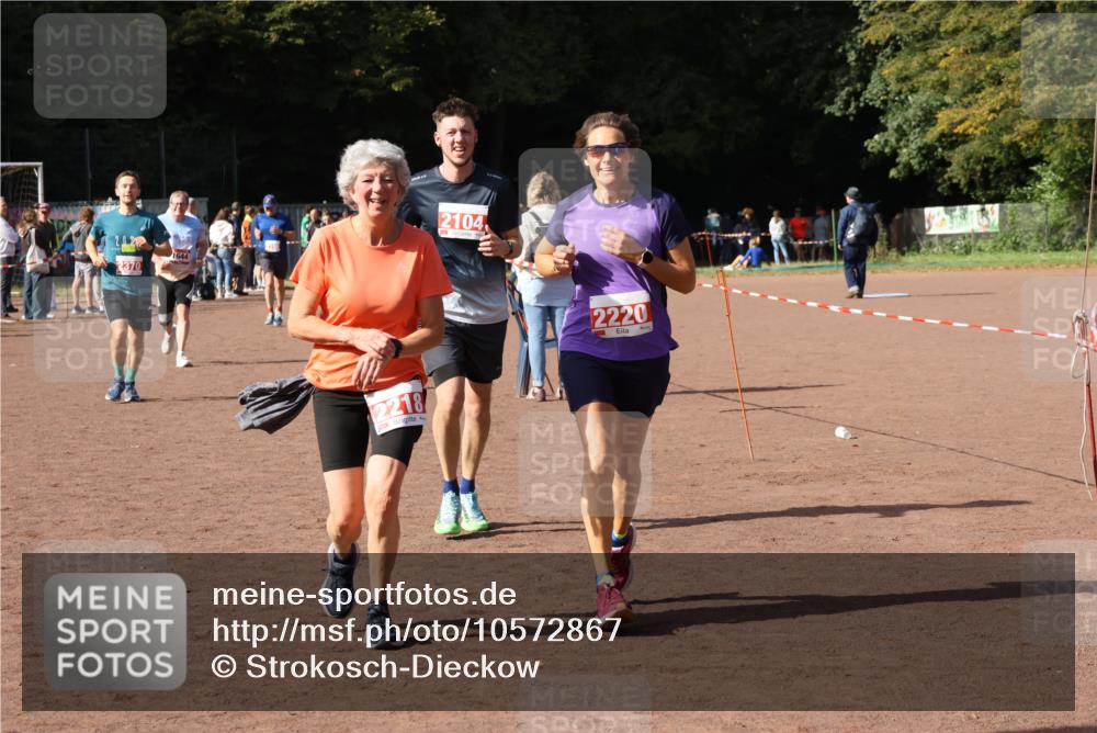 27.09.2026 - 35. Volkslauf durch das schöne Alstertal Strokosch-Dieckow http://msf.ph/oto/10572867 27.09.2026 12:22:49 Ziel 1644, 2104, 2218, 2220, 2370 meine-sportfotos.de