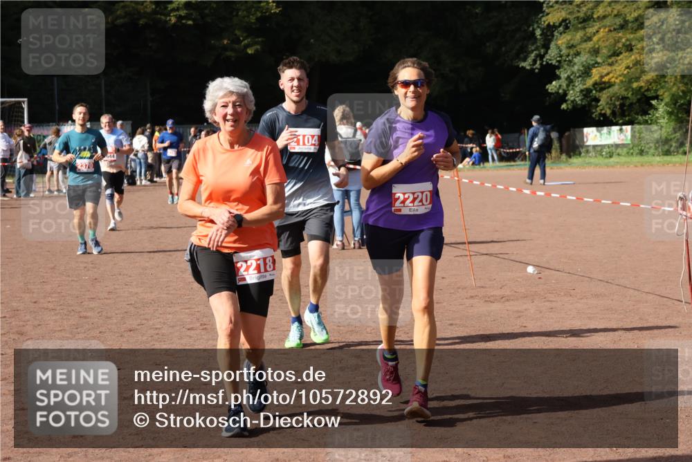 27.09.2026 - 35. Volkslauf durch das schöne Alstertal Strokosch-Dieckow http://msf.ph/oto/10572892 27.09.2026 12:22:50 Ziel 1644, 2104, 2218, 2220, 2370 meine-sportfotos.de