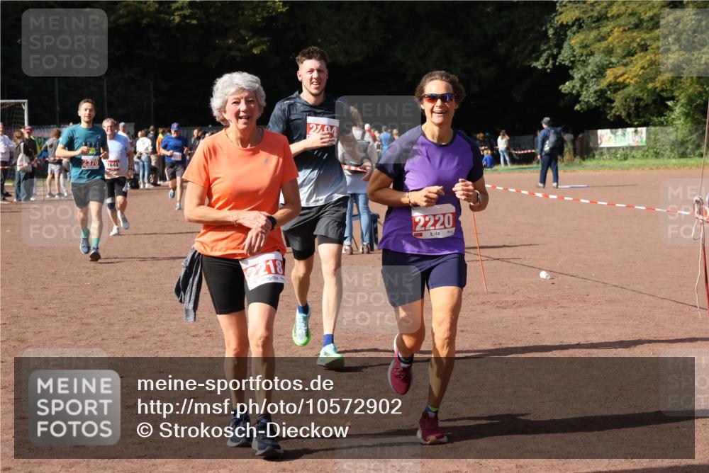 27.09.2026 - 35. Volkslauf durch das schöne Alstertal Strokosch-Dieckow http://msf.ph/oto/10572902 27.09.2026 12:22:50 Ziel 1644, 2104, 2218, 2220, 2370 meine-sportfotos.de