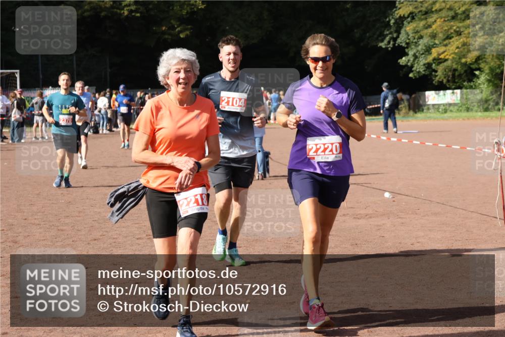 27.09.2026 - 35. Volkslauf durch das schöne Alstertal Strokosch-Dieckow http://msf.ph/oto/10572916 27.09.2026 12:22:50 Ziel 1644, 2104, 2218, 2220, 2370 meine-sportfotos.de