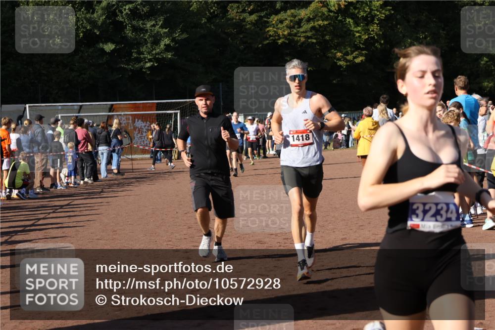 27.09.2026 - 35. Volkslauf durch das schöne Alstertal Strokosch-Dieckow http://msf.ph/oto/10572928 27.09.2026 11:20:54 Ziel 1418, 3184, 3234, 3989 meine-sportfotos.de