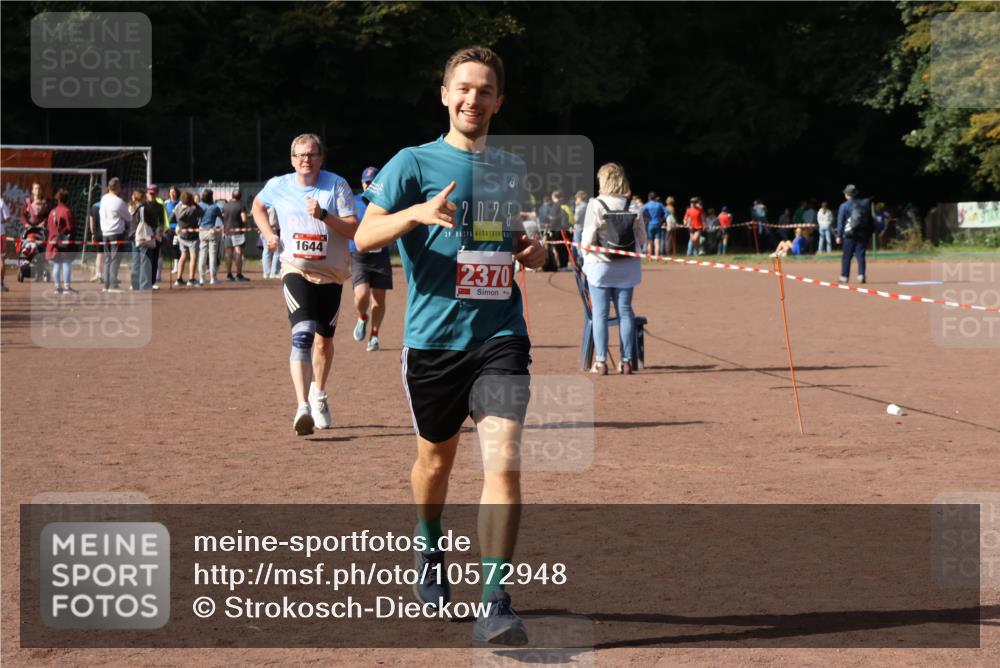 27.09.2026 - 35. Volkslauf durch das schöne Alstertal Strokosch-Dieckow http://msf.ph/oto/10572948 27.09.2026 12:22:54 Ziel 1644, 2104, 2150, 2218, 2220, 2370 meine-sportfotos.de