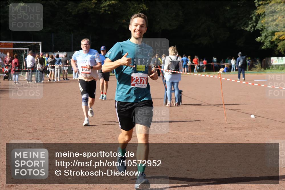 27.09.2026 - 35. Volkslauf durch das schöne Alstertal Strokosch-Dieckow http://msf.ph/oto/10572952 27.09.2026 12:22:54 Ziel 1644, 2104, 2150, 2218, 2220, 2370 meine-sportfotos.de