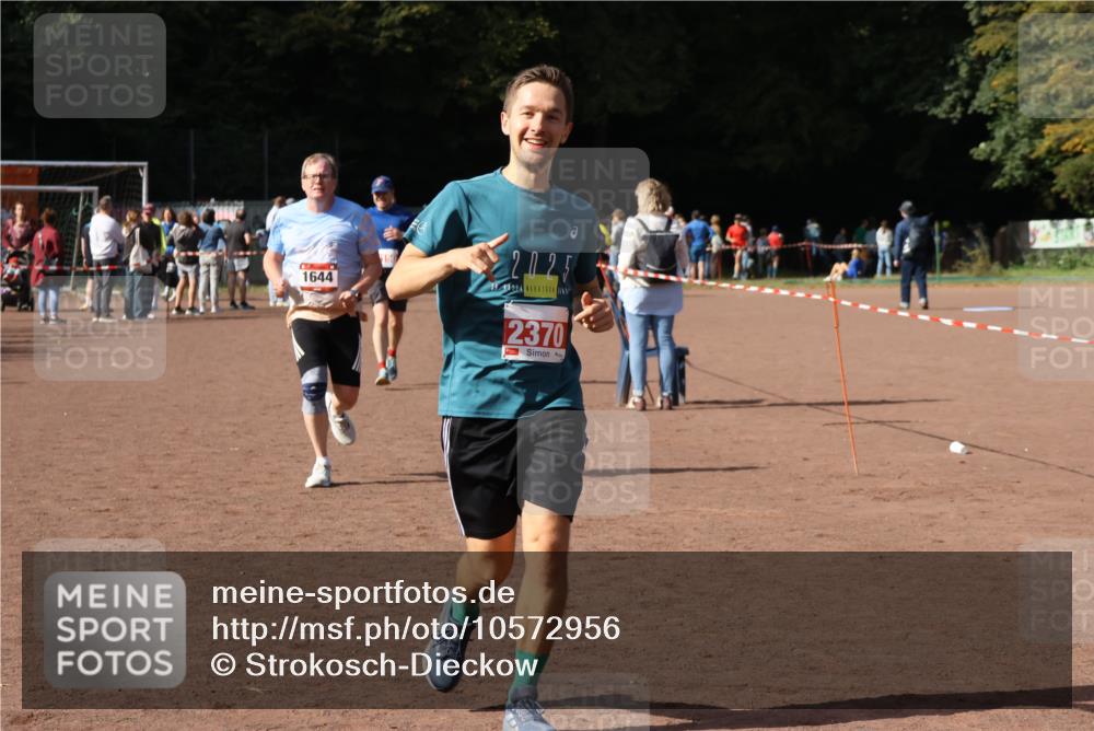 27.09.2026 - 35. Volkslauf durch das schöne Alstertal Strokosch-Dieckow http://msf.ph/oto/10572956 27.09.2026 12:22:54 Ziel 1644, 2104, 2150, 2218, 2220, 2370 meine-sportfotos.de