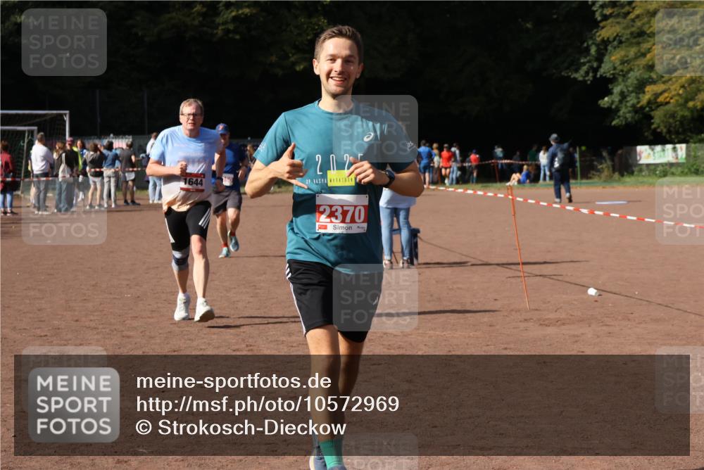 27.09.2026 - 35. Volkslauf durch das schöne Alstertal Strokosch-Dieckow http://msf.ph/oto/10572969 27.09.2026 12:22:54 Ziel 1644, 2104, 2150, 2218, 2220, 2370 meine-sportfotos.de