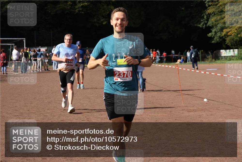 27.09.2026 - 35. Volkslauf durch das schöne Alstertal Strokosch-Dieckow http://msf.ph/oto/10572973 27.09.2026 12:22:54 Ziel 1644, 2104, 2150, 2218, 2220, 2370 meine-sportfotos.de