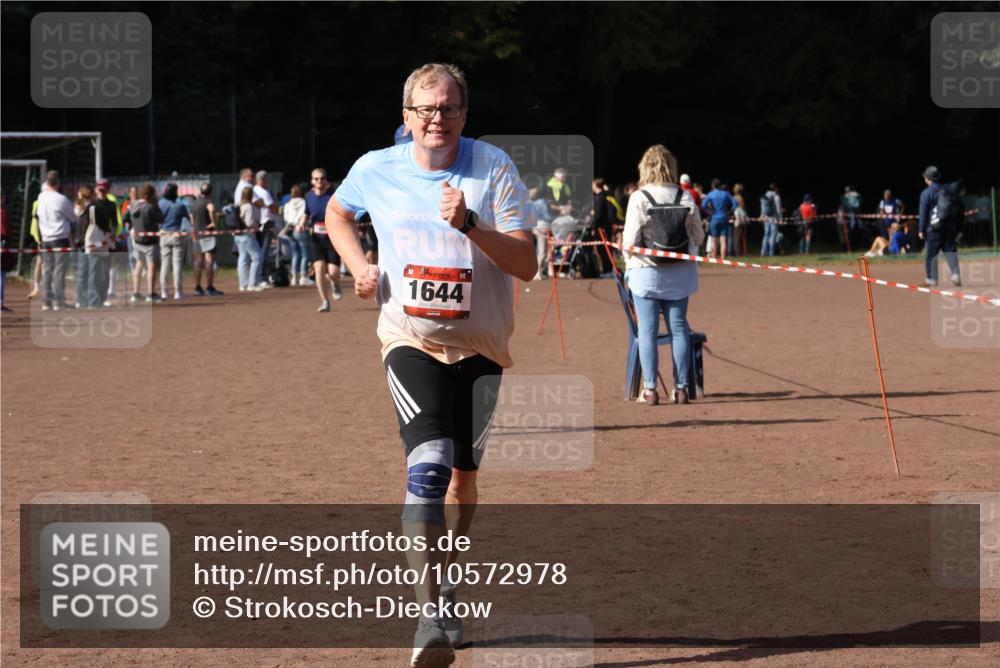 27.09.2026 - 35. Volkslauf durch das schöne Alstertal Strokosch-Dieckow http://msf.ph/oto/10572978 27.09.2026 12:22:56 Ziel 1644, 2150, 2370 meine-sportfotos.de