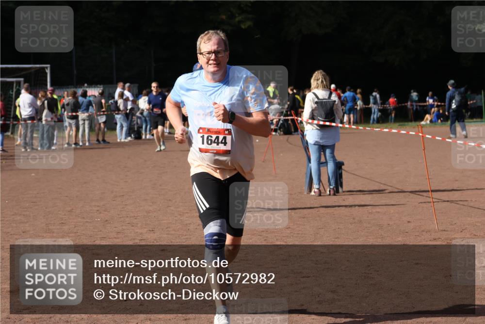 27.09.2026 - 35. Volkslauf durch das schöne Alstertal Strokosch-Dieckow http://msf.ph/oto/10572982 27.09.2026 12:22:56 Ziel 1644, 2150, 2370 meine-sportfotos.de
