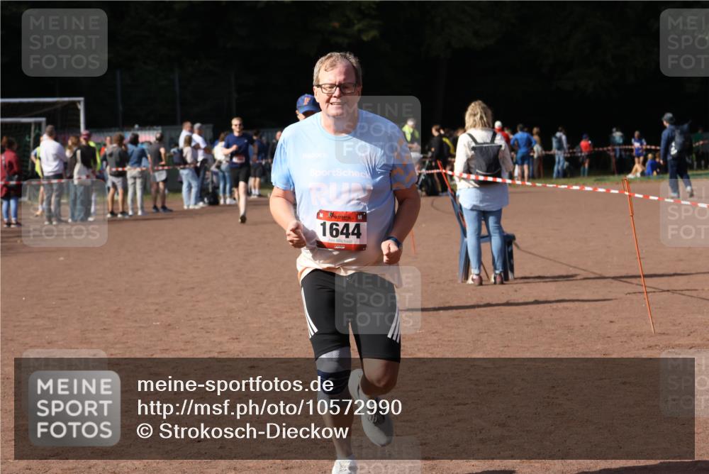 27.09.2026 - 35. Volkslauf durch das schöne Alstertal Strokosch-Dieckow http://msf.ph/oto/10572990 27.09.2026 12:22:56 Ziel 1644, 2150, 2370 meine-sportfotos.de