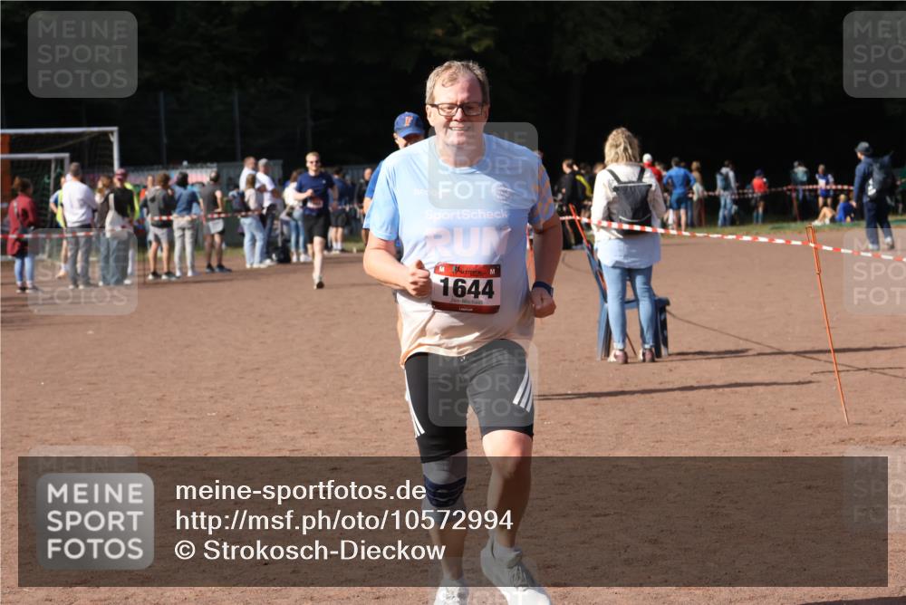 27.09.2026 - 35. Volkslauf durch das schöne Alstertal Strokosch-Dieckow http://msf.ph/oto/10572994 27.09.2026 12:22:56 Ziel 1644, 2150, 2370 meine-sportfotos.de