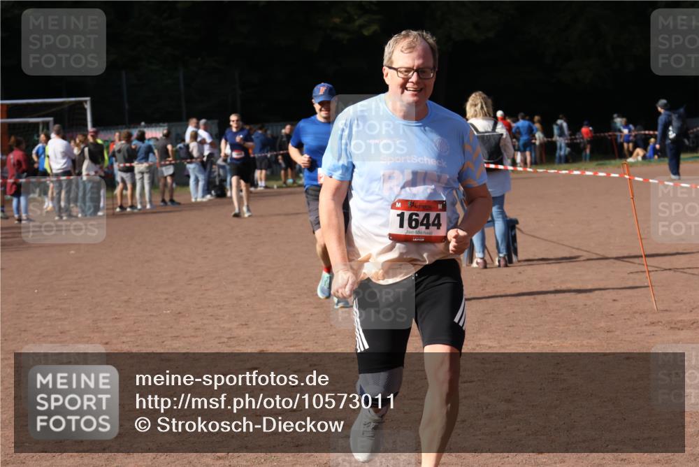 27.09.2026 - 35. Volkslauf durch das schöne Alstertal Strokosch-Dieckow http://msf.ph/oto/10573011 27.09.2026 12:22:57 Ziel 1644, 2150, 2370 meine-sportfotos.de