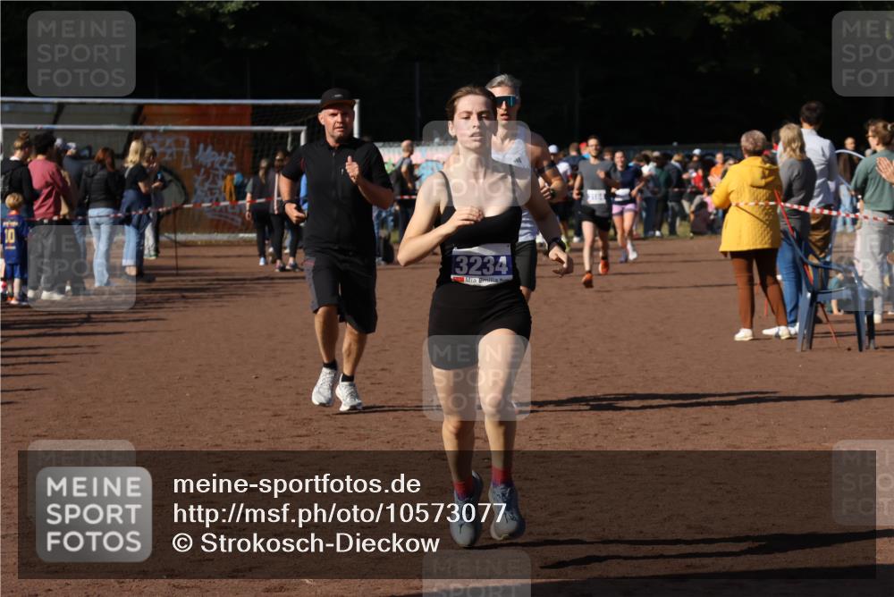 27.09.2026 - 35. Volkslauf durch das schöne Alstertal Strokosch-Dieckow http://msf.ph/oto/10573077 27.09.2026 11:20:53 Ziel 1418, 3184, 3234, 3989 meine-sportfotos.de
