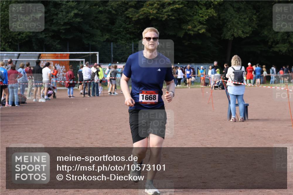 27.09.2026 - 35. Volkslauf durch das schöne Alstertal Strokosch-Dieckow http://msf.ph/oto/10573101 27.09.2026 12:23:07 Ziel 1668 meine-sportfotos.de