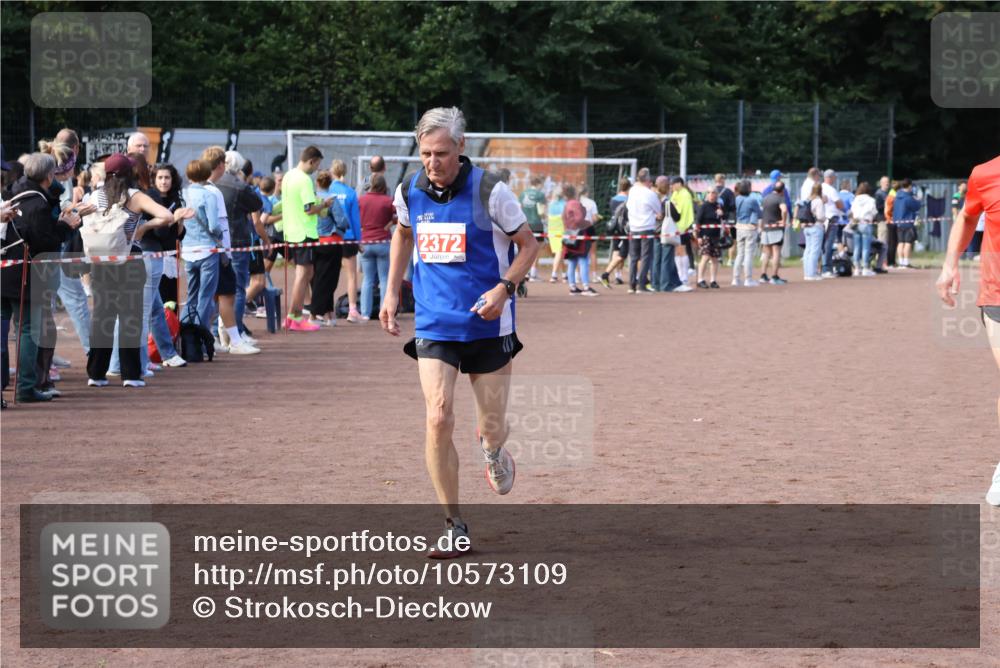 27.09.2026 - 35. Volkslauf durch das schöne Alstertal Strokosch-Dieckow http://msf.ph/oto/10573109 27.09.2026 12:23:23 Ziel 2086, 2372 meine-sportfotos.de