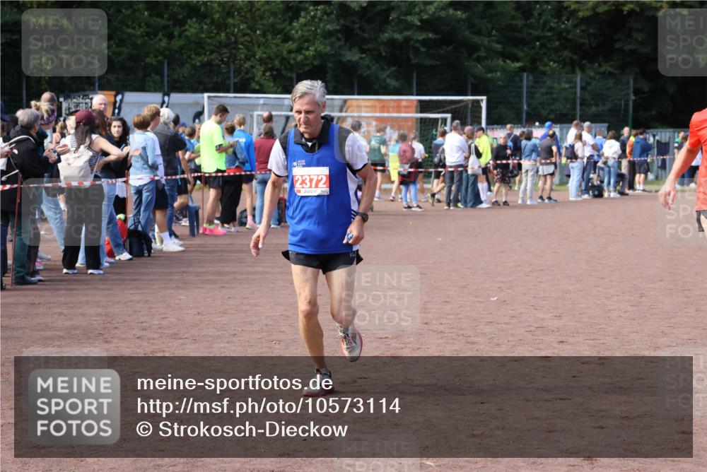 27.09.2026 - 35. Volkslauf durch das schöne Alstertal Strokosch-Dieckow http://msf.ph/oto/10573114 27.09.2026 12:23:23 Ziel 2086, 2372 meine-sportfotos.de