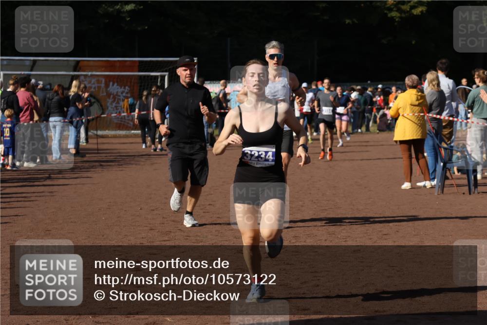 27.09.2026 - 35. Volkslauf durch das schöne Alstertal Strokosch-Dieckow http://msf.ph/oto/10573122 27.09.2026 11:20:53 Ziel 1418, 3184, 3234, 3989 meine-sportfotos.de