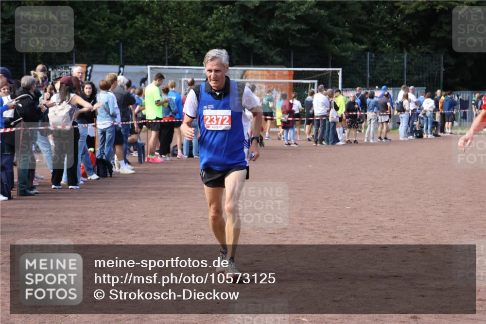 27.09.2026 - 35. Volkslauf durch das schöne Alstertal Strokosch-Dieckow http://msf.ph/oto/10573125 27.09.2026 12:23:23 Ziel 2086, 2372 meine-sportfotos.de