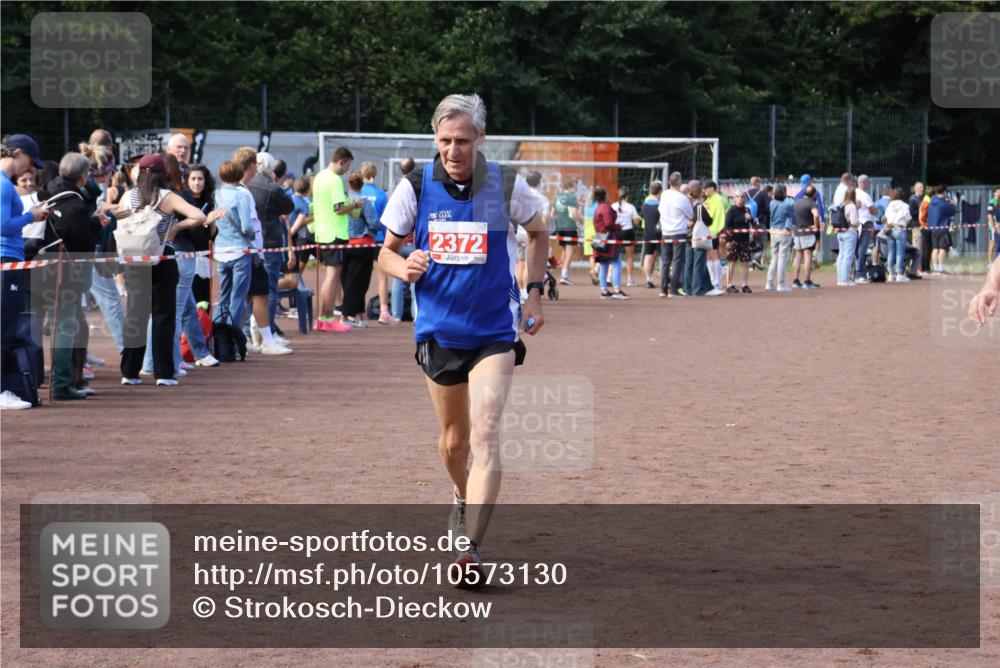 27.09.2026 - 35. Volkslauf durch das schöne Alstertal Strokosch-Dieckow http://msf.ph/oto/10573130 27.09.2026 12:23:23 Ziel 2086, 2372 meine-sportfotos.de