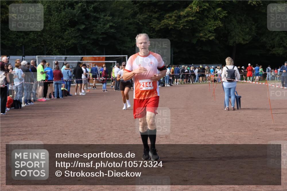 27.09.2026 - 35. Volkslauf durch das schöne Alstertal Strokosch-Dieckow http://msf.ph/oto/10573324 27.09.2026 12:24:19 Ziel 2144, 2212 meine-sportfotos.de