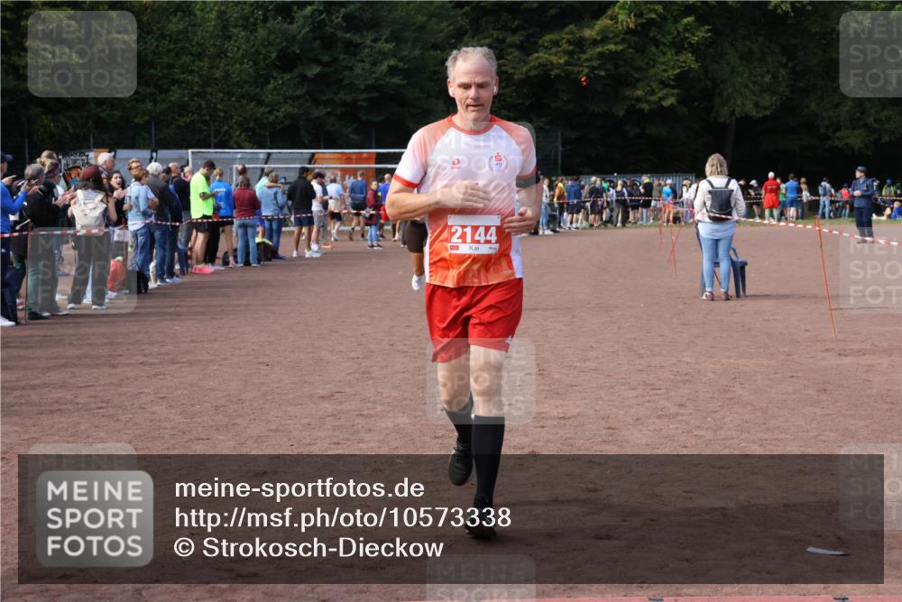 27.09.2026 - 35. Volkslauf durch das schöne Alstertal Strokosch-Dieckow http://msf.ph/oto/10573338 27.09.2026 12:24:19 Ziel 2144, 2212 meine-sportfotos.de