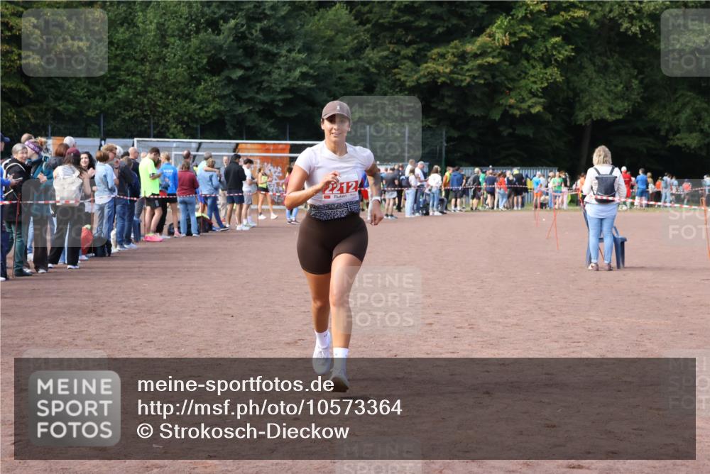 27.09.2026 - 35. Volkslauf durch das schöne Alstertal Strokosch-Dieckow http://msf.ph/oto/10573364 27.09.2026 12:24:23 Ziel 2144, 2212 meine-sportfotos.de