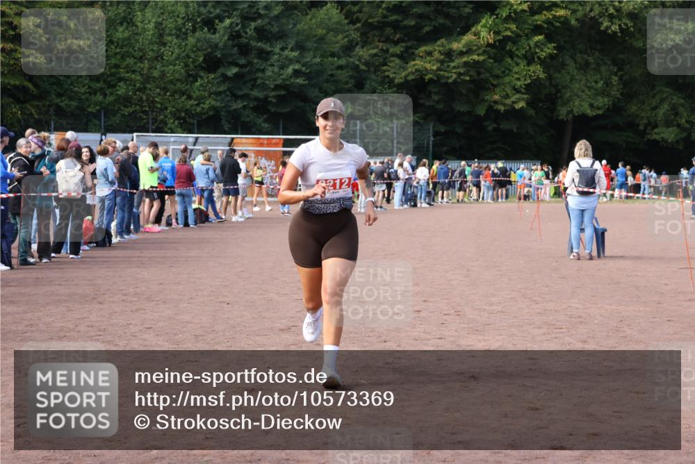 27.09.2026 - 35. Volkslauf durch das schöne Alstertal Strokosch-Dieckow http://msf.ph/oto/10573369 27.09.2026 12:24:23 Ziel 2144, 2212 meine-sportfotos.de