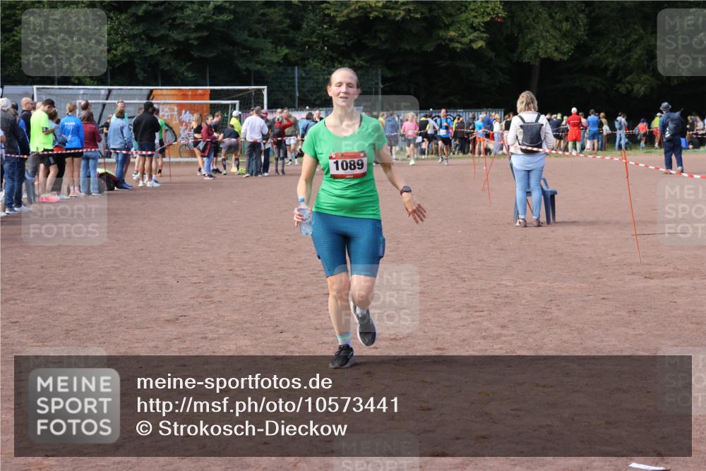 27.09.2026 - 35. Volkslauf durch das schöne Alstertal Strokosch-Dieckow http://msf.ph/oto/10573441 27.09.2026 12:24:45 Ziel 1089 meine-sportfotos.de