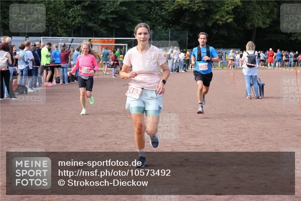 27.09.2026 - 35. Volkslauf durch das schöne Alstertal Strokosch-Dieckow http://msf.ph/oto/10573492 27.09.2026 12:24:57 Ziel 2084, 2366, 2492 meine-sportfotos.de