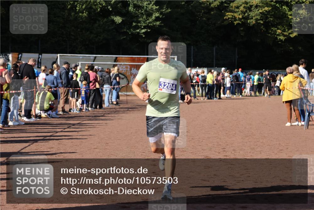 27.09.2026 - 35. Volkslauf durch das schöne Alstertal Strokosch-Dieckow http://msf.ph/oto/10573503 27.09.2026 11:20:40 Ziel 3204, 3427 meine-sportfotos.de