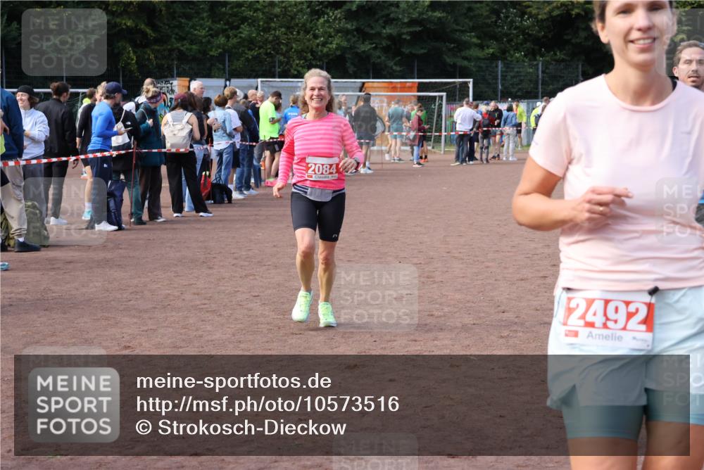 27.09.2026 - 35. Volkslauf durch das schöne Alstertal Strokosch-Dieckow http://msf.ph/oto/10573516 27.09.2026 12:24:59 Ziel 2084, 2366, 2492 meine-sportfotos.de