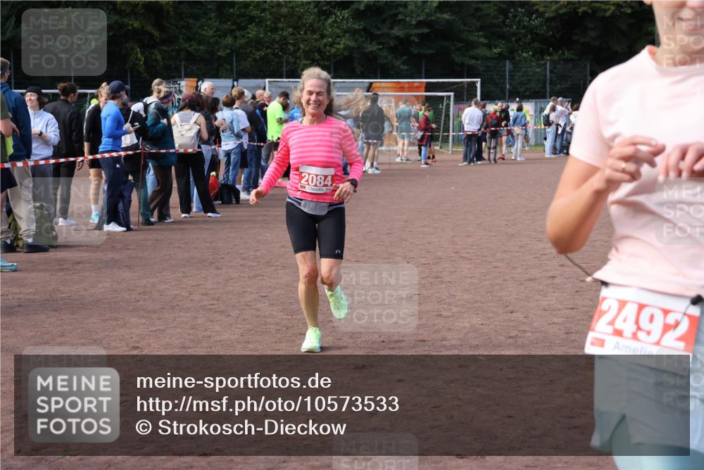 27.09.2026 - 35. Volkslauf durch das schöne Alstertal Strokosch-Dieckow http://msf.ph/oto/10573533 27.09.2026 12:24:59 Ziel 2084, 2366, 2492 meine-sportfotos.de