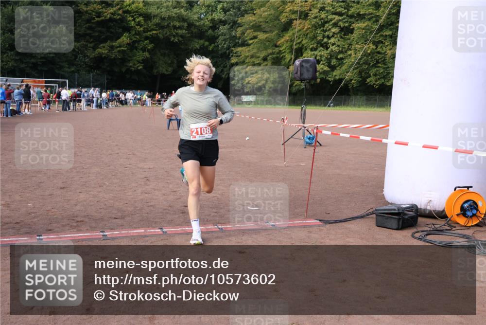 27.09.2026 - 35. Volkslauf durch das schöne Alstertal Strokosch-Dieckow http://msf.ph/oto/10573602 27.09.2026 12:25:10 Ziel 2108 meine-sportfotos.de