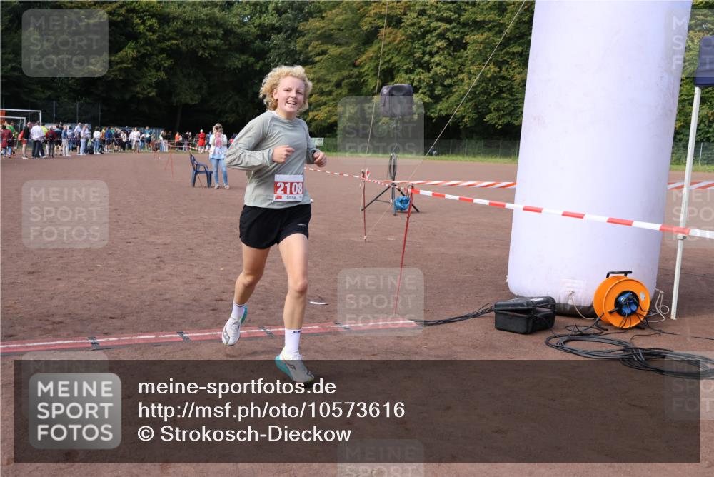27.09.2026 - 35. Volkslauf durch das schöne Alstertal Strokosch-Dieckow http://msf.ph/oto/10573616 27.09.2026 12:25:10 Ziel 2108 meine-sportfotos.de