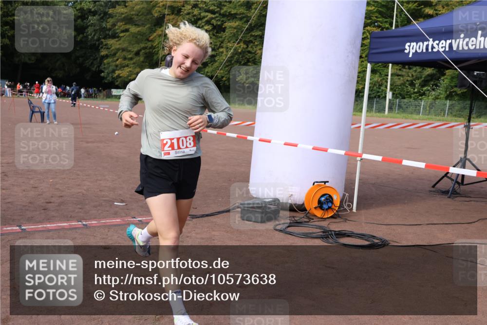 27.09.2026 - 35. Volkslauf durch das schöne Alstertal Strokosch-Dieckow http://msf.ph/oto/10573638 27.09.2026 12:25:11 Ziel 2108 meine-sportfotos.de