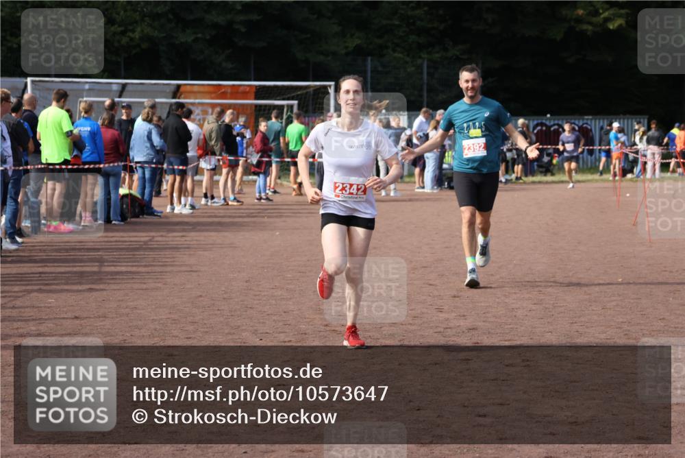 27.09.2026 - 35. Volkslauf durch das schöne Alstertal Strokosch-Dieckow http://msf.ph/oto/10573647 27.09.2026 12:25:25 Ziel 2342, 2392 meine-sportfotos.de