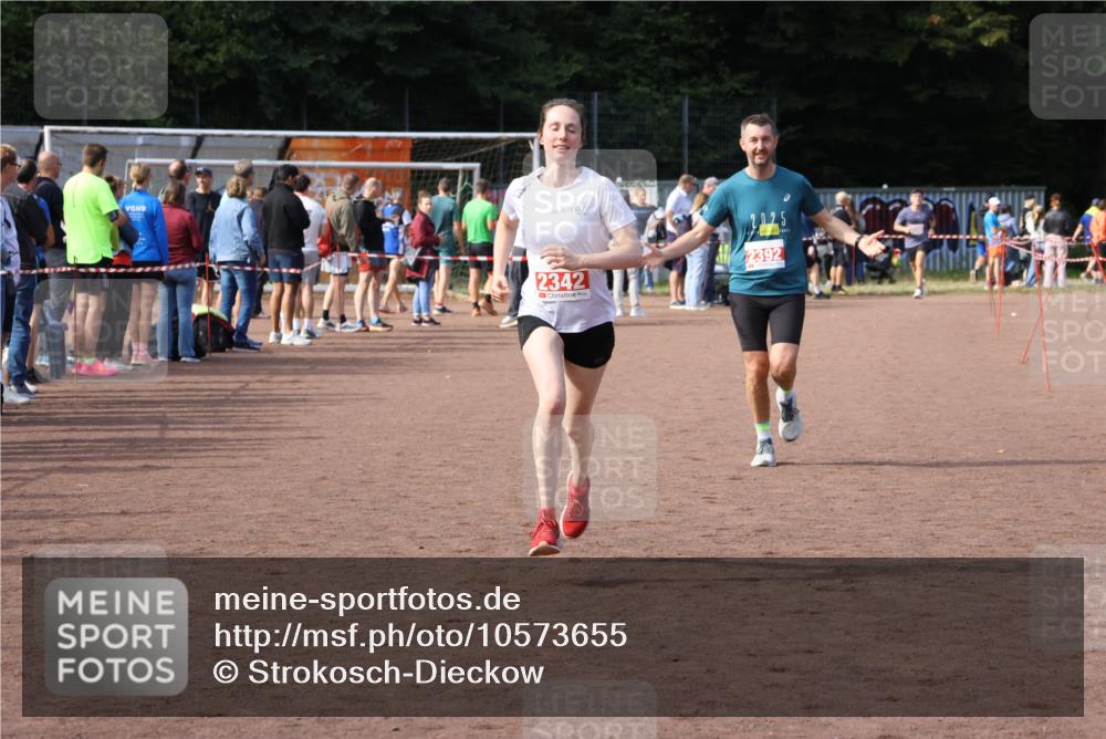27.09.2026 - 35. Volkslauf durch das schöne Alstertal Strokosch-Dieckow http://msf.ph/oto/10573655 27.09.2026 12:25:25 Ziel 2342, 2392 meine-sportfotos.de