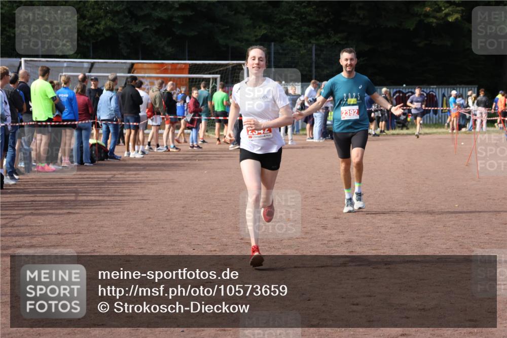27.09.2026 - 35. Volkslauf durch das schöne Alstertal Strokosch-Dieckow http://msf.ph/oto/10573659 27.09.2026 12:25:25 Ziel 2342, 2392 meine-sportfotos.de
