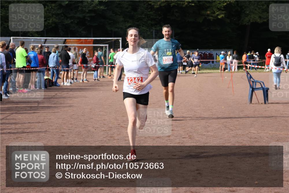 27.09.2026 - 35. Volkslauf durch das schöne Alstertal Strokosch-Dieckow http://msf.ph/oto/10573663 27.09.2026 12:25:26 Ziel 2342, 2392 meine-sportfotos.de