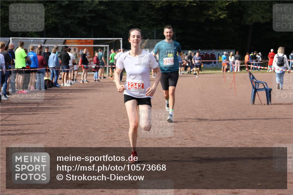 27.09.2026 - 35. Volkslauf durch das schöne Alstertal Strokosch-Dieckow http://msf.ph/oto/10573668 27.09.2026 12:25:26 Ziel 2342, 2392 meine-sportfotos.de