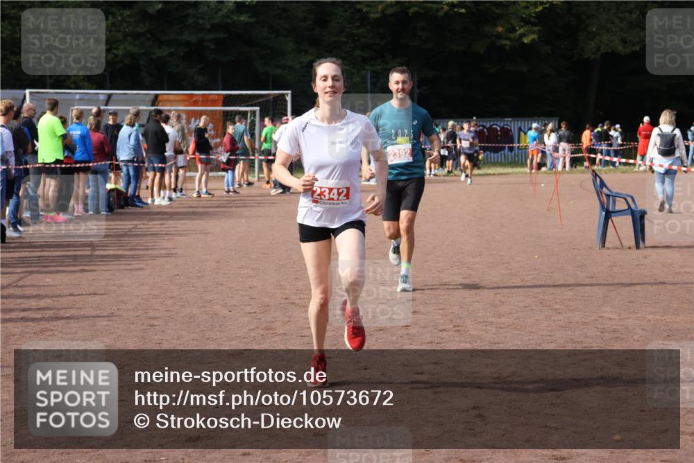 27.09.2026 - 35. Volkslauf durch das schöne Alstertal Strokosch-Dieckow http://msf.ph/oto/10573672 27.09.2026 12:25:26 Ziel 2342, 2392 meine-sportfotos.de