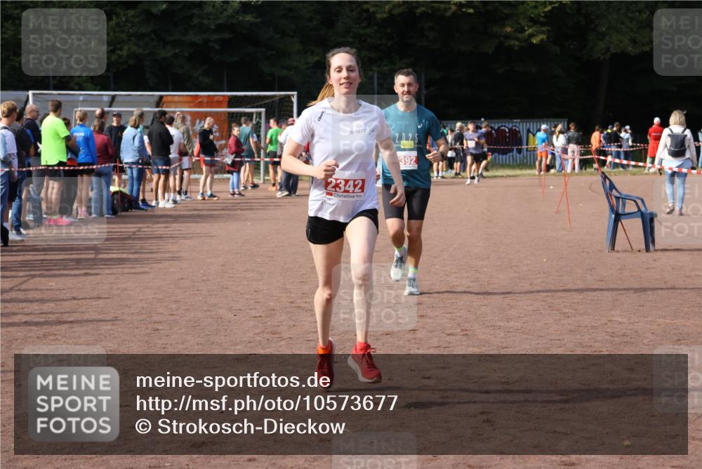 27.09.2026 - 35. Volkslauf durch das schöne Alstertal Strokosch-Dieckow http://msf.ph/oto/10573677 27.09.2026 12:25:26 Ziel 2342, 2392 meine-sportfotos.de